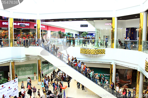 Image of people on the escalator in the hypermarket