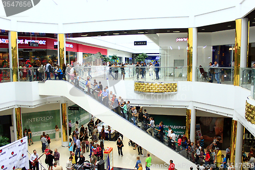 Image of people on the escalator in the hypermarket