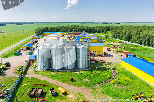 Image of Corn dryer silos standing in machine yard