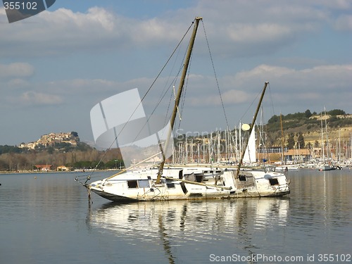 Image of beached wreck sailboat