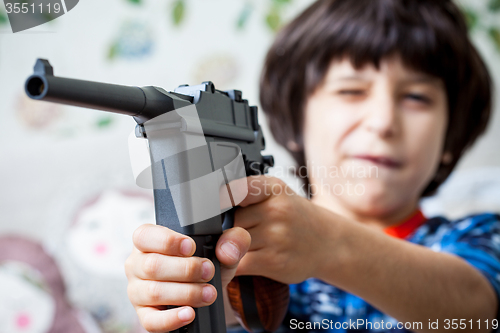 Image of weapon in the hands of the child