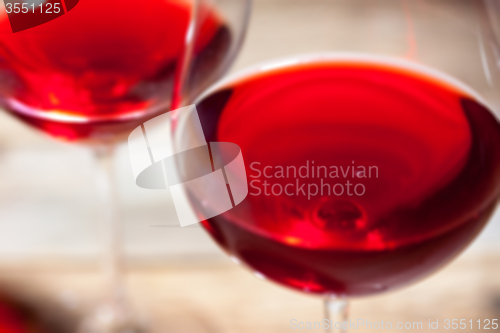 Image of red wine in two goblets