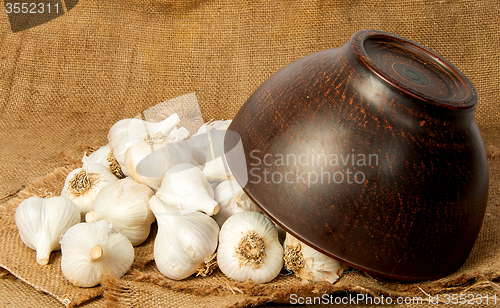 Image of Garlic spill out of a ceramic bowl