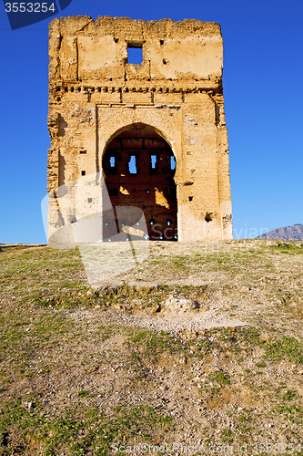 Image of old ruin in  brown 