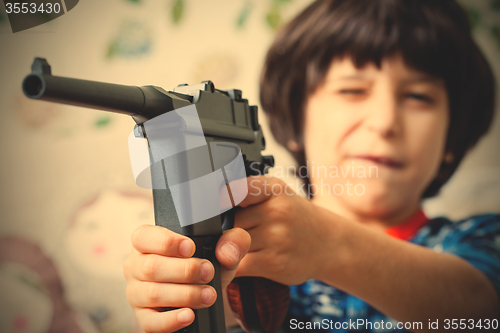 Image of weapon in the hands of the child