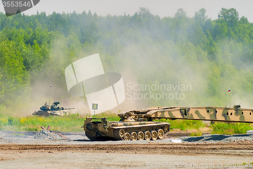 Image of Bridge layer MTU-72 in action under tank cover