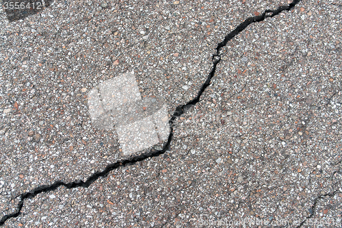 Image of fissured asphalt