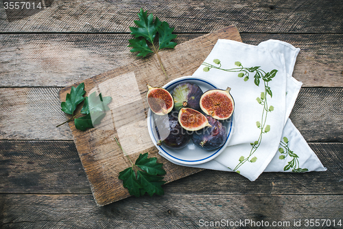 Image of Ripe figs on chopping board and napkin