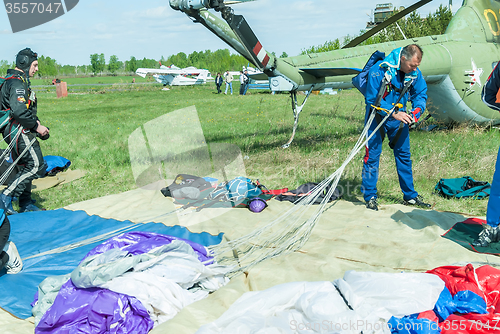 Image of Preparations of parachutists for a new jump