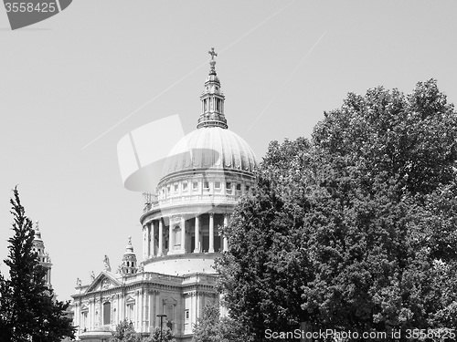 Image of Black and white St Paul Cathedral in London