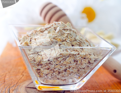 Image of Raw oat flaks in the glass bowl