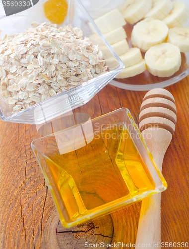 Image of Honey in the glass bowl on the wooden table