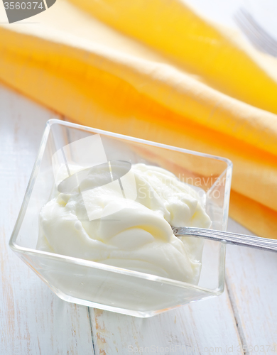 Image of sour cream in glass bowl