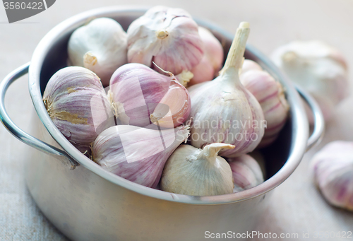 Image of garlic in metal bowl on the table