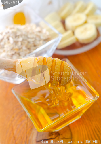 Image of Honey in the glass bowl on the wooden table