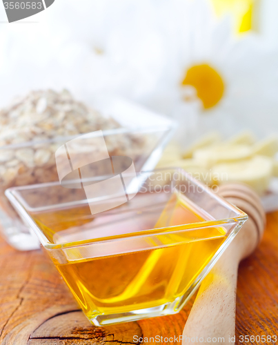 Image of Honey in the glass bowl on the wooden table