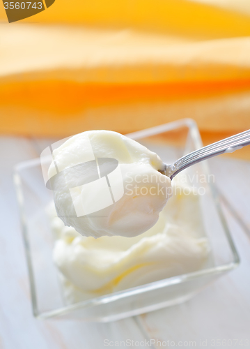 Image of sour cream in glass bowl