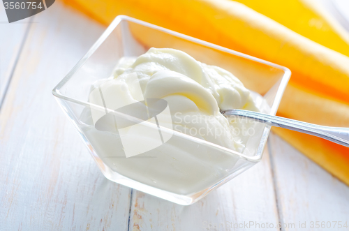 Image of sour cream in glass bowl