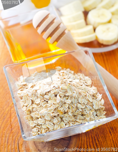 Image of Raw oat flaks in the glass bowl