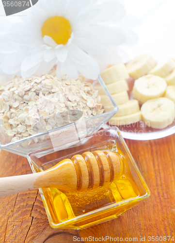 Image of Honey in the glass bowl on the wooden table