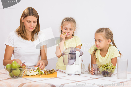 Image of Mother and daughter preparing fruit for juicing