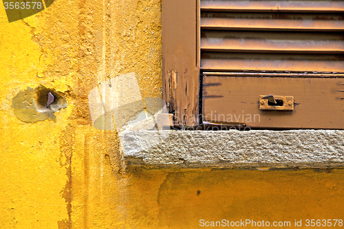 Image of  incision   in house  window   yellow