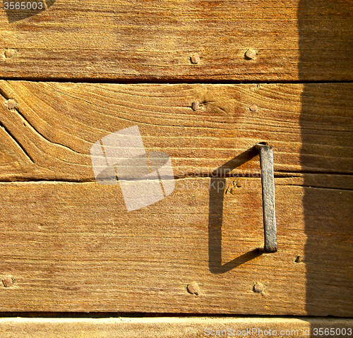 Image of cheglio    rusty brass brown knocker  