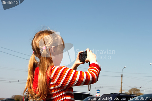 Image of Little girl photographed the urban scene