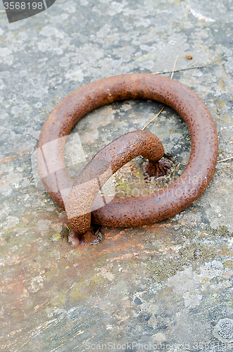 Image of one rusty mooring loope