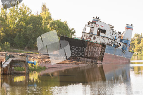 Image of Removing the transport ship on the river bank