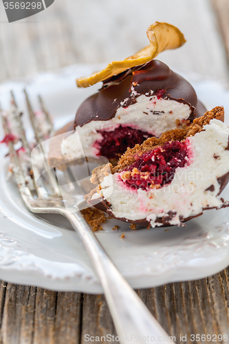 Image of Cake with marshmallows and chocolate.