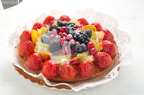 Image of Cake with lots of fresh fruit : strawberries , kiwi , melon , be