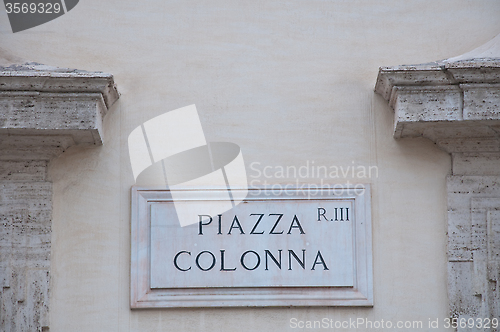 Image of Road sign indicating a street name in Italian "piazza colonna"in