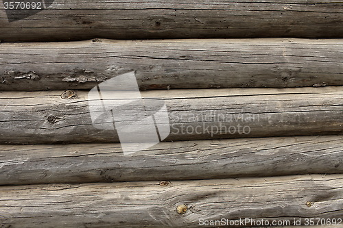 Image of cracked wall of the logs