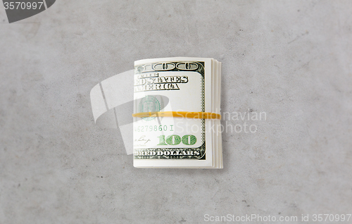 Image of close uop of dollar money packet tied with rubber