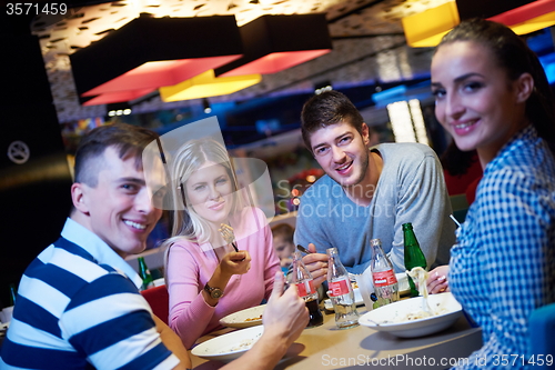 Image of friends have lanch break in shopping mall