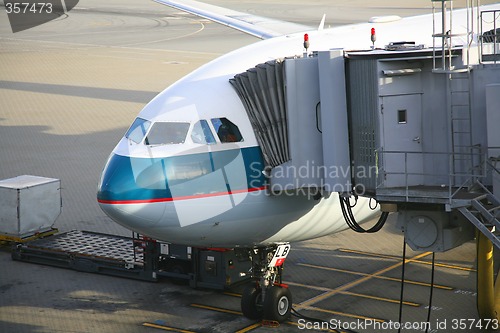 Image of aircraft unloading