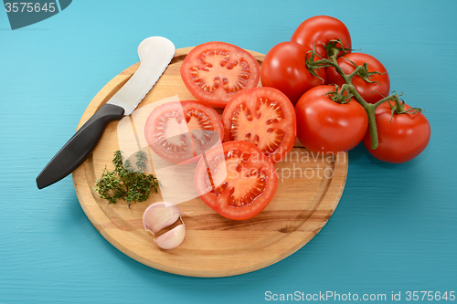 Image of Tomatoes with garlic and thyme, ready for roasting