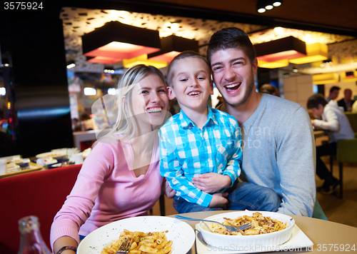 Image of family having lunch in shopping mall