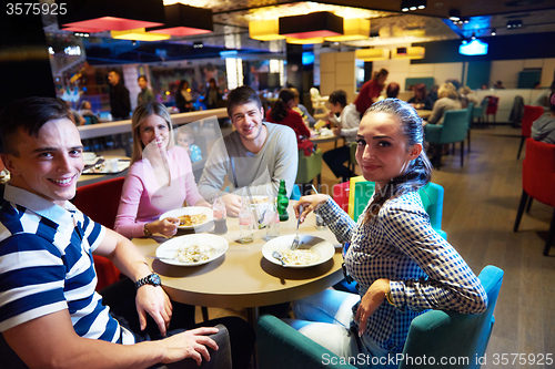 Image of friends have lanch break in shopping mall