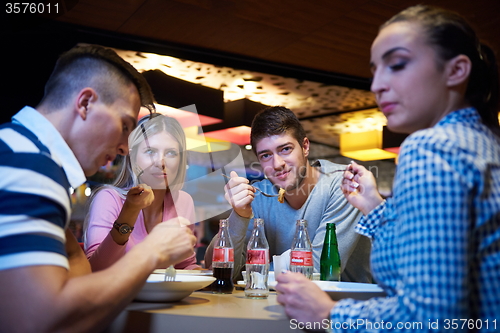 Image of friends have lanch break in shopping mall