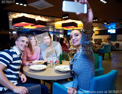 Image of friends have lanch break in shopping mall