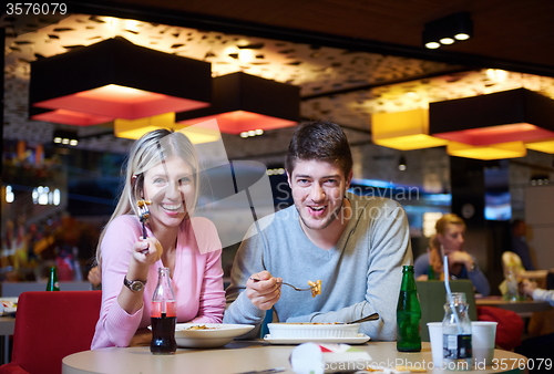 Image of couple having lunch break in shopping mall