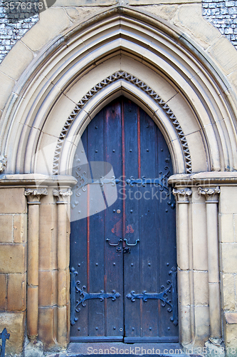 Image of door southwark  cathedral in london 