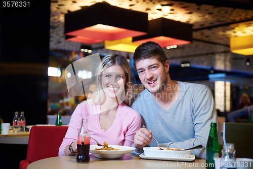 Image of couple having lunch break in shopping mall