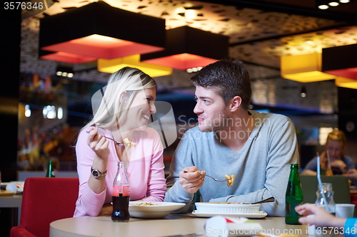 Image of couple having lunch break in shopping mall