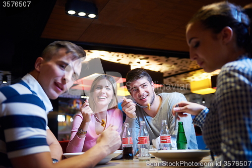 Image of friends have lanch break in shopping mall