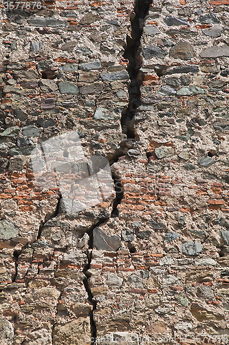 Image of Cracked brick wall