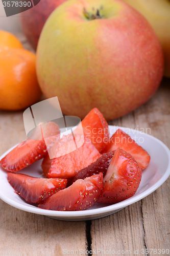 Image of Strawberry slices and apple, mandarin and peach, closeup