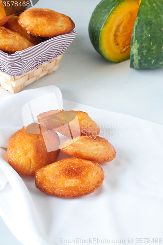 Image of Madeleine small traditional French desserts with strawberries